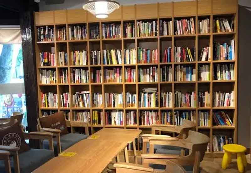 　　在快節(jié)奏的現(xiàn)代生活中，書店不僅是售賣書籍的場所，更是人們心靈棲息的港灣。對于鄭州的書店而言，如何通過裝修設(shè)計營造濃郁的書香氛圍，打造舒適宜人的閱讀區(qū)，成為吸引讀者、提升競爭力的關(guān)鍵。接下來，就從多個維度為你解析鄭州書店營造書香氛圍與舒適閱讀區(qū)的設(shè)計方案。  　　1、整體布局規(guī)劃：打造流暢閱讀動線  　　合理的整體布局是營造良好閱讀體驗的基礎(chǔ)。鄭州書店在設(shè)計時，可采用開放式與半開放式相結(jié)合的布局。將暢銷書、熱門書籍放置在入口顯眼位置，吸引讀者目光;按照文學(xué)、社科、兒童等不同類別劃分書籍陳列區(qū)域，每個區(qū)域設(shè)置清晰的指示牌。同時，在各個區(qū)域間留出寬敞的通道，避免擁擠雜亂，形成流暢的閱讀動線。此外，可設(shè)置獨立的文創(chuàng)產(chǎn)品區(qū)、咖啡休閑區(qū)，與書籍陳列區(qū)相互呼應(yīng)，既豐富書店業(yè)態(tài)，又能引導(dǎo)讀者自然穿梭于不同空間，延長停留時間。  　　2、色彩與燈光設(shè)計：烘托靜謐書香氛圍  　　色彩和燈光對書店氛圍的營造起著至關(guān)重要的作用。在色彩選擇上，應(yīng)以沉穩(wěn)、寧靜的色調(diào)為主，墻面可選用米白色、淺灰色等淡雅色彩，搭配木質(zhì)書架的暖棕色，營造出溫馨而不失莊重的氛圍。燈光設(shè)計則需兼顧功能性與氛圍營造，采用柔和的暖光作為基礎(chǔ)照明，均勻照亮整個書店空間;在書架區(qū)域設(shè)置局部射燈，突出書籍陳列，方便讀者查找;閱讀區(qū)的燈光要更加柔和，可使用臺燈、落地?zé)舻?，避免強光直射，為讀者打造靜謐舒適的閱讀環(huán)境，讓讀者沉浸在書香之中。  　　3、閱讀區(qū)細節(jié)設(shè)計：提升舒適閱讀體驗  　　舒適的閱讀區(qū)是書店留住讀者的核心。閱讀區(qū)的座椅選擇至關(guān)重要，應(yīng)采用符合人體工程學(xué)的沙發(fā)、靠椅，搭配柔軟的坐墊和靠枕，確保讀者長時間閱讀不易產(chǎn)生疲勞感。閱讀桌椅的高度要合理搭配，桌面寬敞，方便讀者放置書籍和飲品。同時，在閱讀區(qū)設(shè)置充足的電源插座和 USB 接口，滿足讀者電子設(shè)備充電需求。此外，閱讀區(qū)的隔音設(shè)計也不容忽視，可采用吸音材料裝飾墻面和天花板，減少外界噪音干擾，為讀者提供安靜的閱讀空間。  　　4、文化元素融入：強化書店獨特氣質(zhì)  　　融入豐富的文化元素能讓書店更具辨識度和吸引力。鄭州有著深厚的歷史文化底蘊，書店可將本地文化特色融入裝修設(shè)計中。例如，在墻面裝飾上展示鄭州的歷史建筑、文化名人等圖片或繪畫;設(shè)置本土文化書籍專區(qū)，陳列與鄭州相關(guān)的歷史、民俗、藝術(shù)等書籍;還可定期舉辦與鄭州文化相關(guān)的講座、讀書分享會等活動，讓書店成為傳播本土文化的平臺。此外，通過擺放藝術(shù)擺件、懸掛書法作品等方式，提升書店的文化品味，強化其獨特氣質(zhì)，讓讀者在閱讀之余，也能感受到文化的熏陶。  　　鄭州書店通過科學(xué)的整體布局規(guī)劃、巧妙的色彩燈光設(shè)計、貼心的閱讀區(qū)細節(jié)處理以及豐富的文化元素融入，能夠成功營造出濃厚的書香氛圍與舒適的閱讀區(qū)。這樣的設(shè)計不僅能滿足讀者對高品質(zhì)閱讀環(huán)境的需求，還能讓書店成為城市文化的重要載體，吸引更多讀者走進書店，享受閱讀的樂趣，為鄭州的文化建設(shè)與發(fā)展貢獻力量。