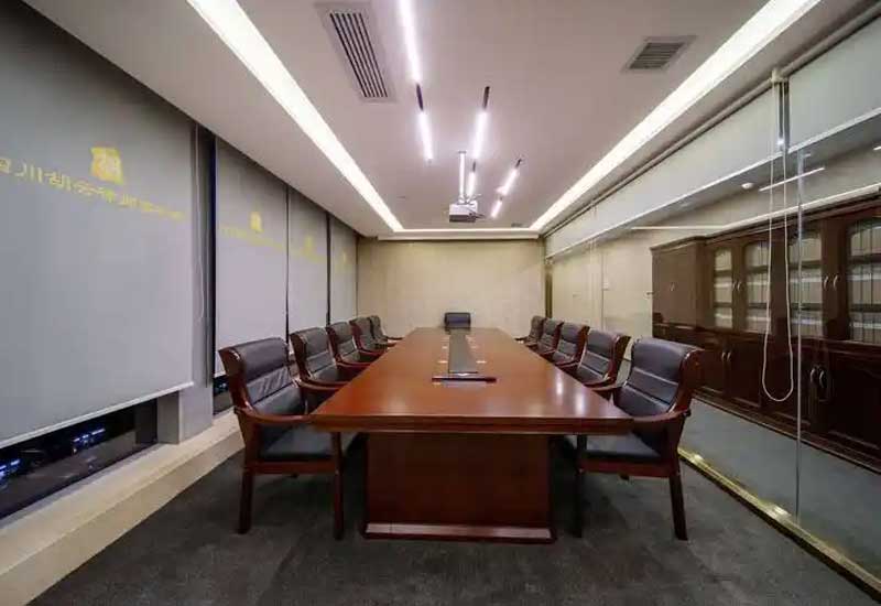 鄭州律師事務(wù)所裝修如何營造專業(yè)感？胡桃木+黃銅 