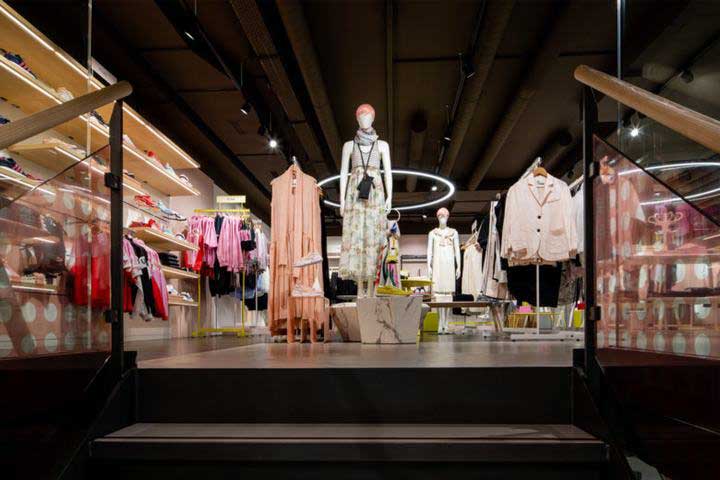 240平米品牌服裝店裝修設(shè)計效果圖