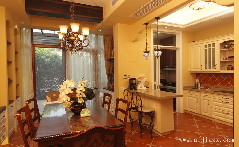 懷舊情調(diào)的地中海風(fēng)格大戶型餐廳裝修效果圖