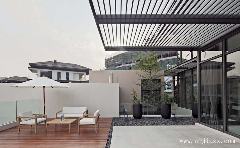 雅逸閑適的現(xiàn)代風(fēng)格別墅陽臺裝修效果圖